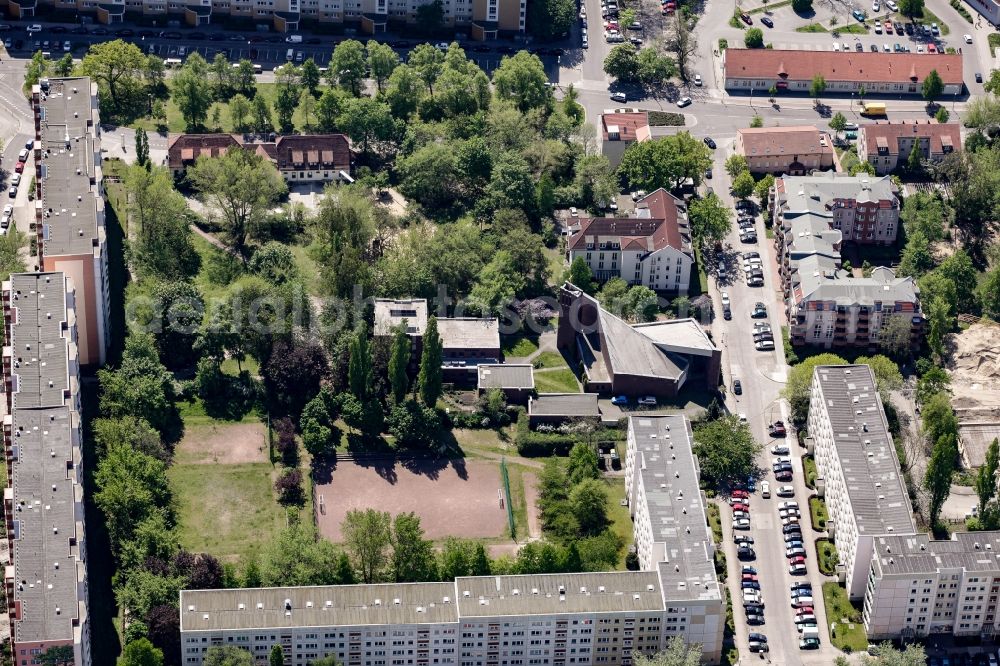 Berlin from the bird's eye view: Church building of the catholic community Zum Guten Hirten in a residential area on Kurze Strasse in the Friedrichsfelde part of the district of Lichtenberg in Berlin, Germany