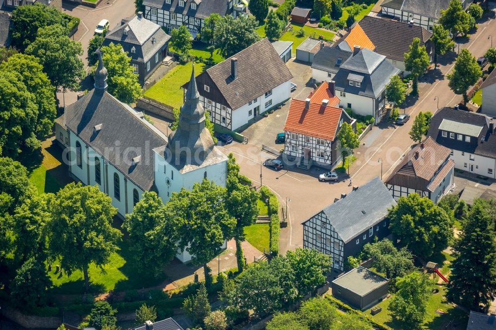 Belecke from the bird's eye view: Church building catholic Propsteikirche St. Pankratius in Belecke in the state North Rhine-Westphalia