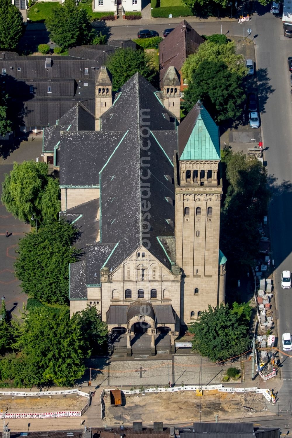 Gelsenkirchen from above - Church building of the Catholic church in Santa Ludgeri Altstadt- center in Gelsenkirchen-Buer in North Rhine-Westphalia