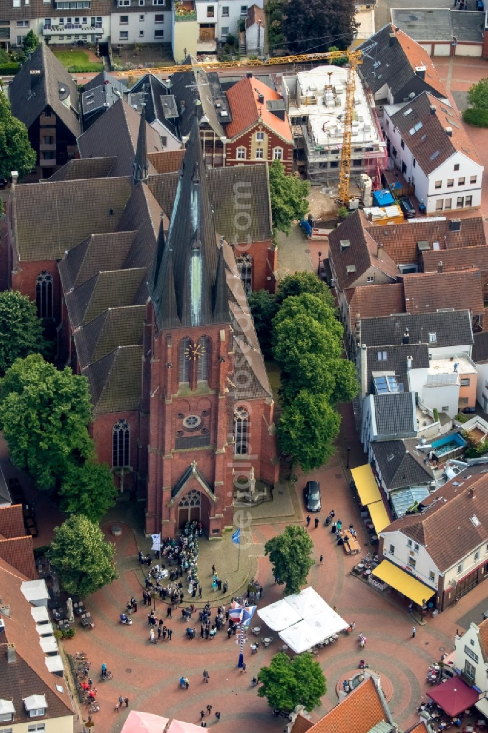 Haltern am See from the bird's eye view: Church building of St. Sixtus church on the market square in Haltern am See in the state of North Rhine-Westphalia