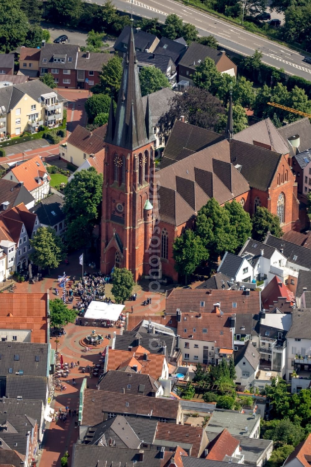 Aerial photograph Haltern am See - Church building of St. Sixtus church on the market square in Haltern am See in the state of North Rhine-Westphalia