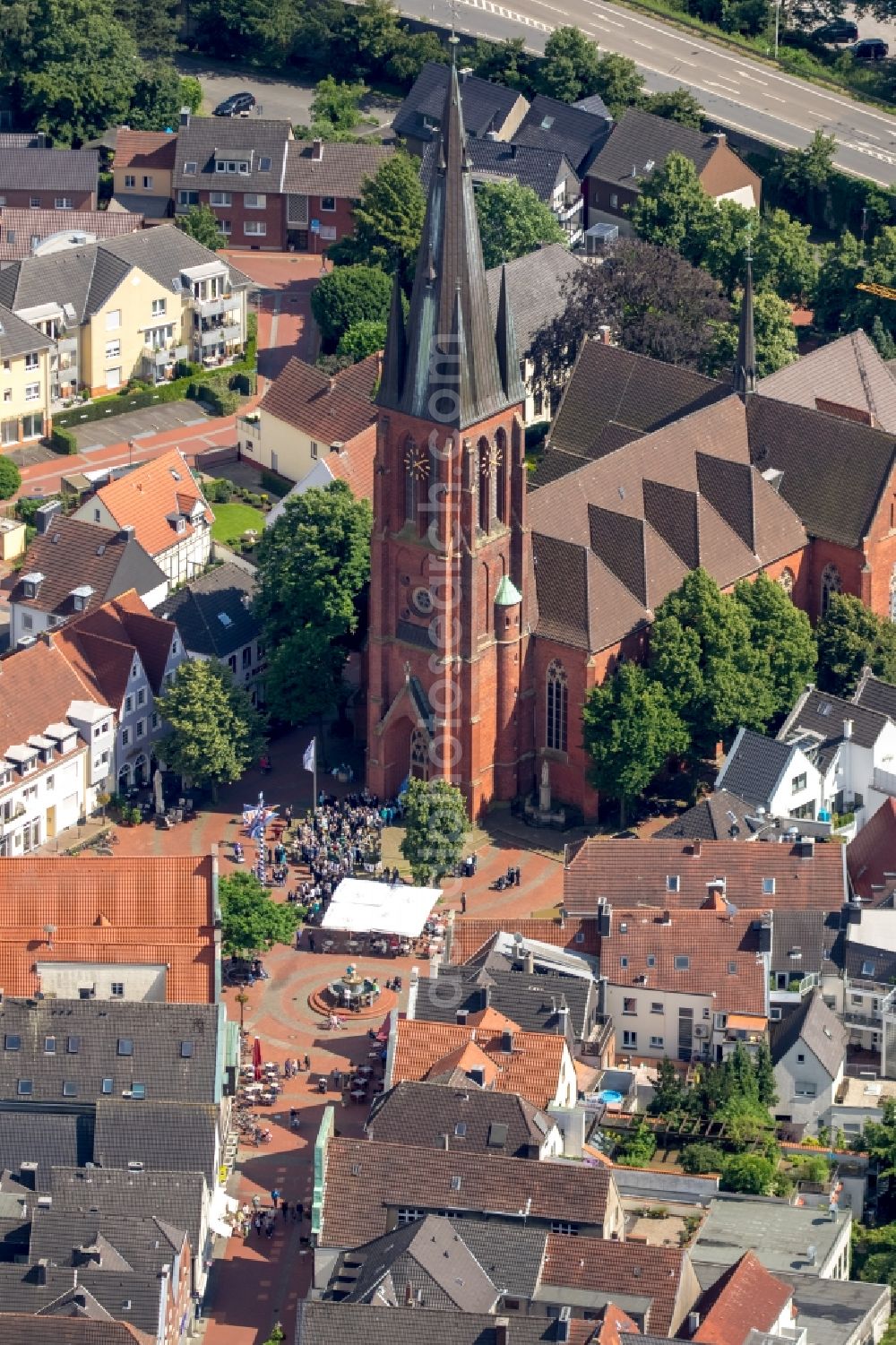 Haltern am See from the bird's eye view: Church building of St. Sixtus church on the market square in Haltern am See in the state of North Rhine-Westphalia