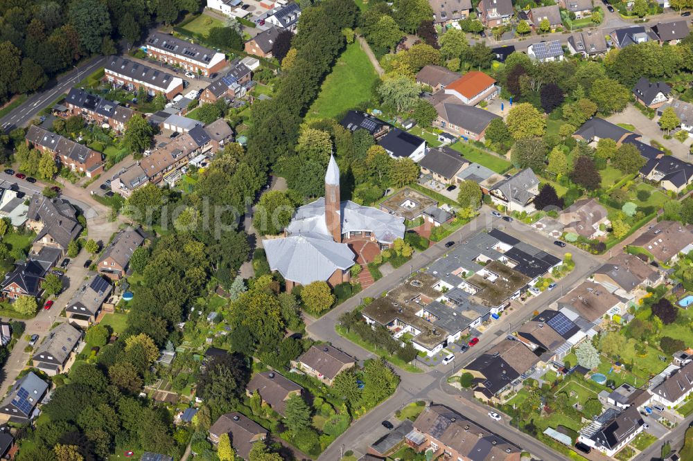 Kempen from above - Church building of the St. Josef Church on the street Eibenweg in Kempen in the federal state of North Rhine-Westphalia, Germany