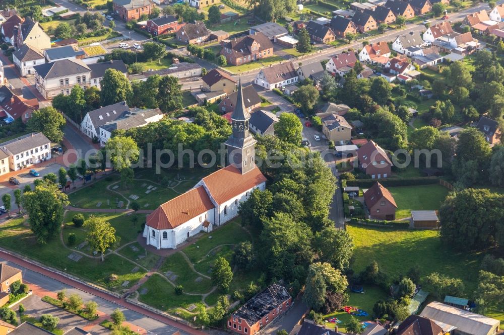 Aerial image Lunden - Church building and cimetery in the village of in Lunden in the state Schleswig-Holstein, Germany