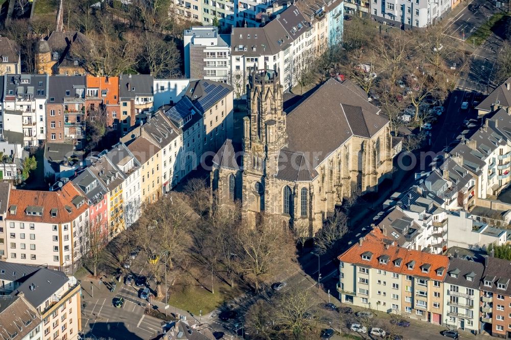 Aerial photograph Düsseldorf - Church building of Kirche Heilige Dreifaltigkeit on Juelicher Strasse in Duesseldorf in the state North Rhine-Westphalia, Germany