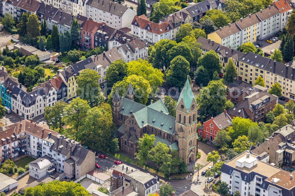 Aerial image Mülheim an der Ruhr - church building of Kirche Herz Jesu on Ulmenallee in Muelheim on the Ruhr in the state North Rhine-Westphalia, Germany