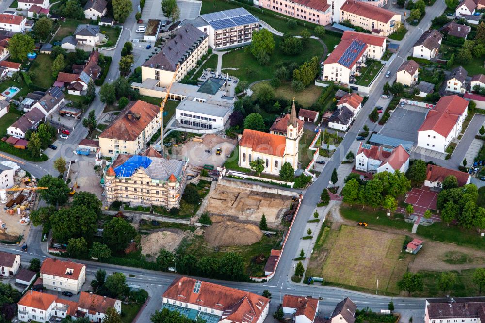 Aerial photograph Mengkofen - Church building Kirche Mariae Verkuendigung and PhysioKlinik in Aitrachtal GmbH in Mengkofen in the state Bavaria, Germany