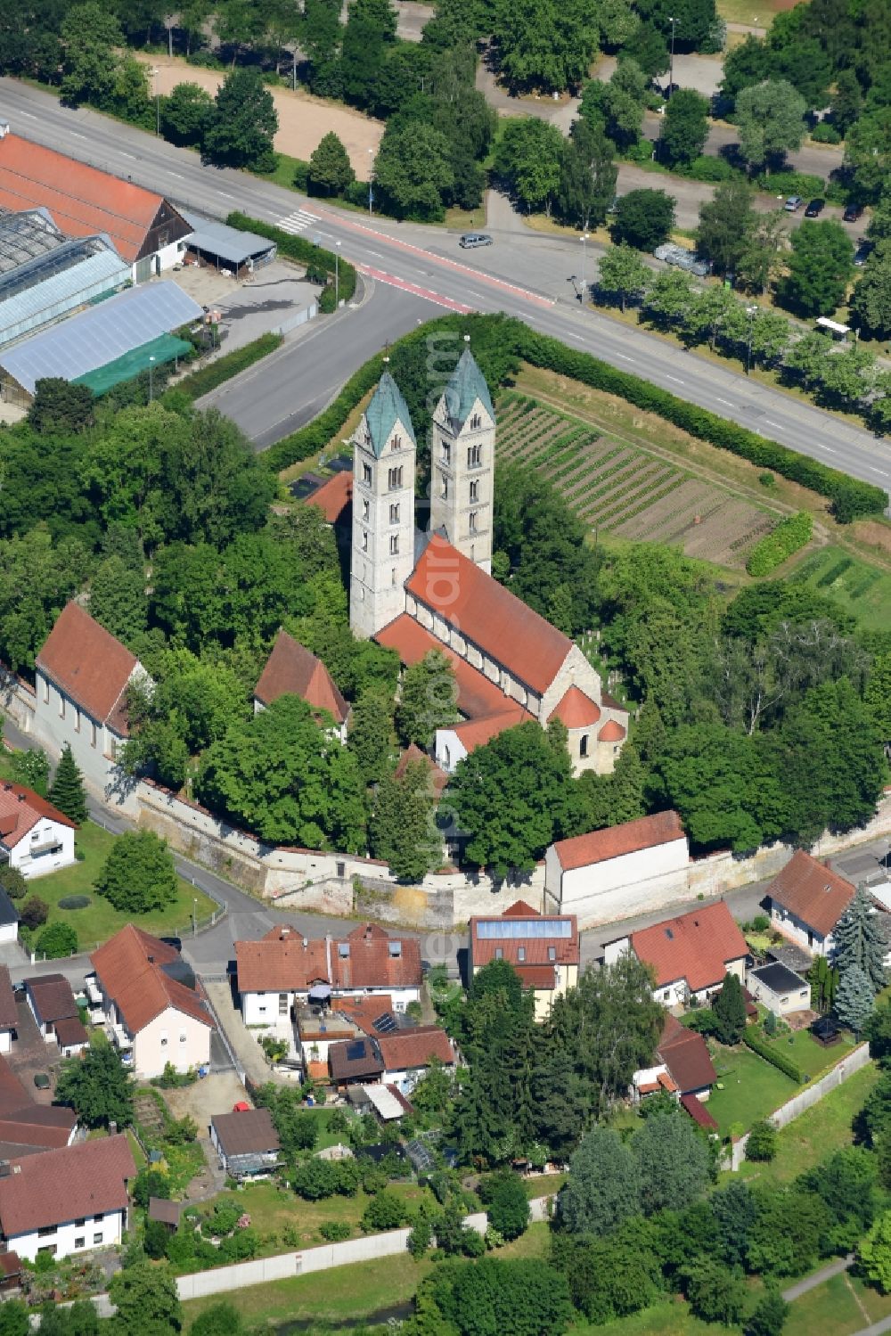 Aerial photograph Straubing - Church building Kirche St. Nikola on St.-Nikola-Strasse in Straubing in the state Bavaria, Germany