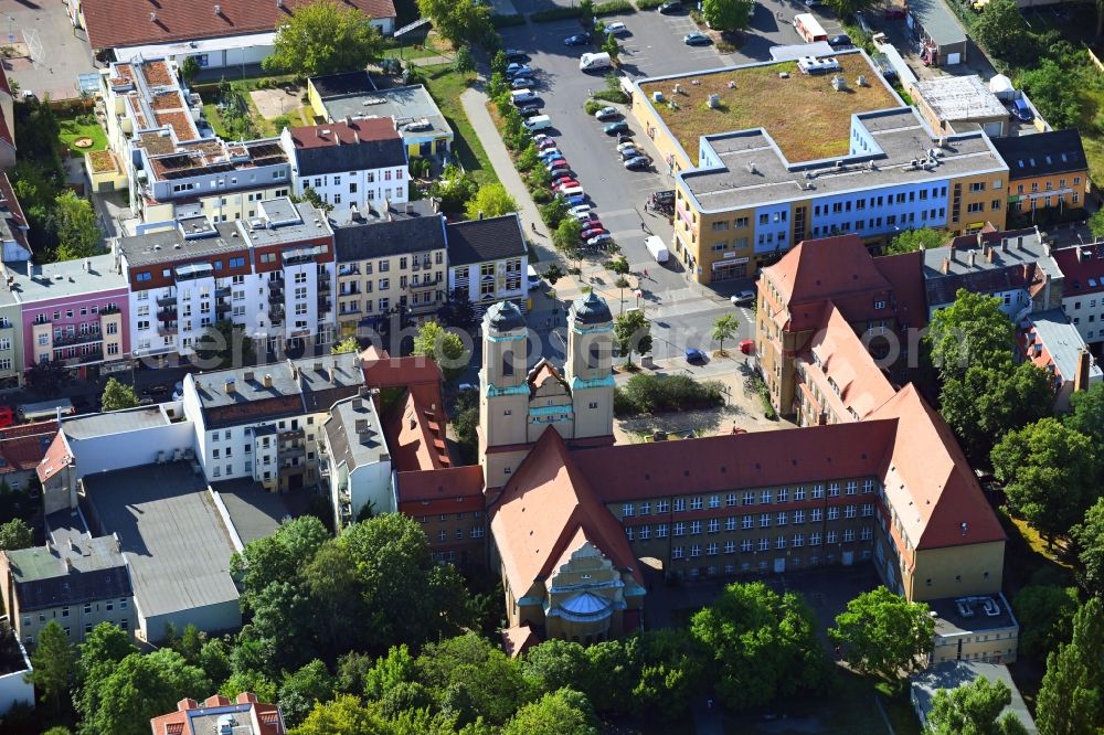 Aerial photograph Berlin - Church building Kirche zum Vaterhaus on Baumschulenstrasse in the district Baumschulenweg in Berlin, Germany