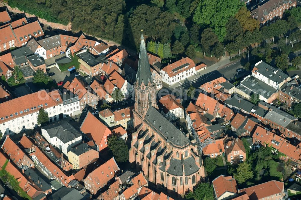 Lüneburg from the bird's eye view: Church building Kirchengemeinde St. Nicolai in Lueneburg in the state Lower Saxony