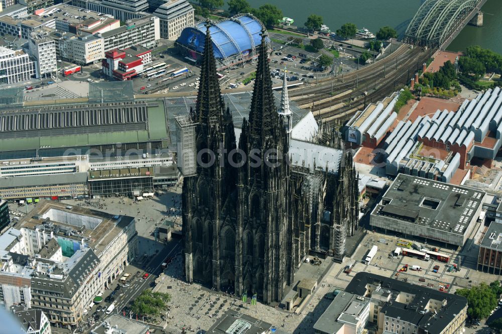 Köln from above - Church building in Koelner Dom Old Town- center of downtown in the district Innenstadt in Cologne in the state North Rhine-Westphalia, Germany