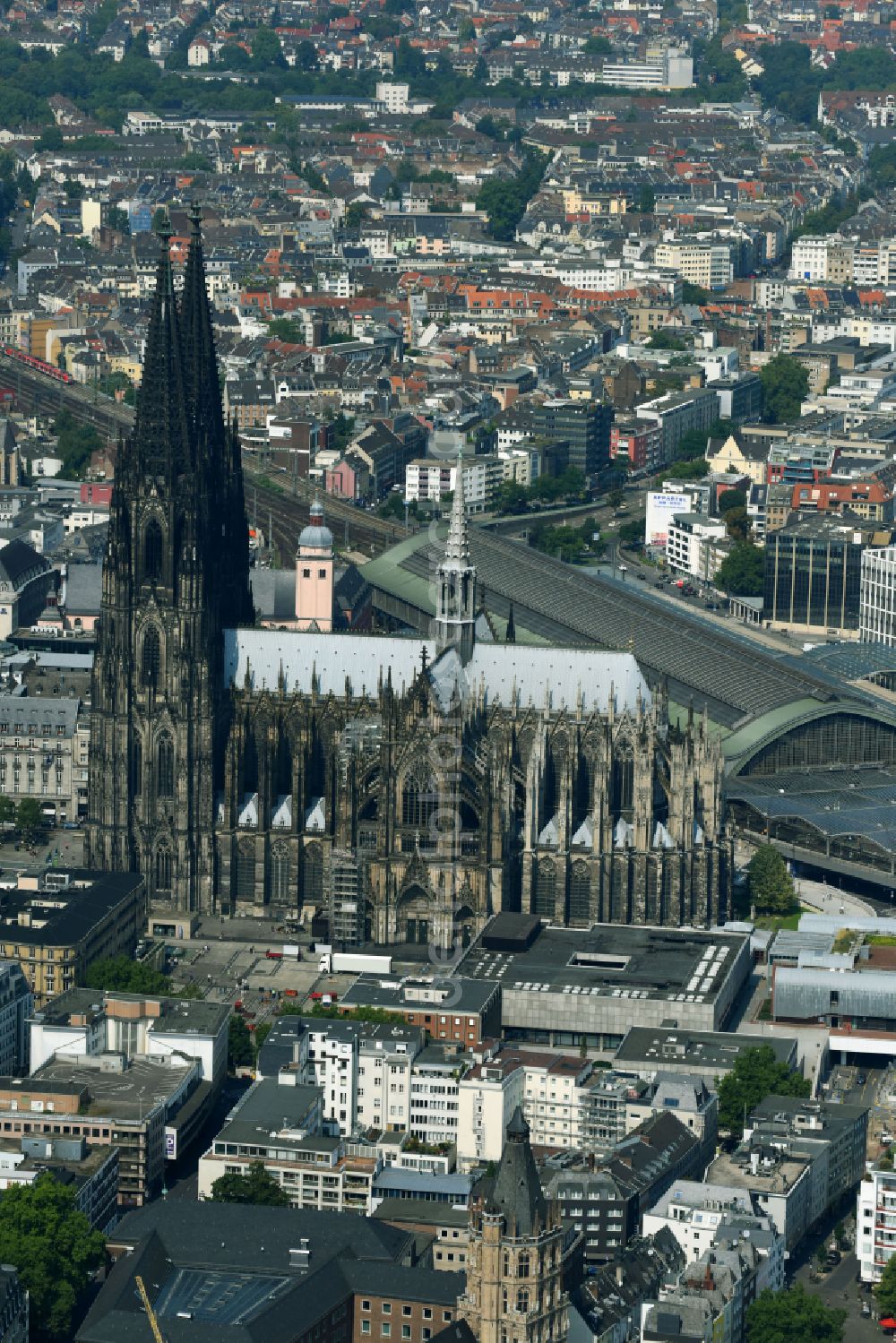 Köln from above - Church building in Koelner Dom Old Town- center of downtown in the district Innenstadt in Cologne in the state North Rhine-Westphalia, Germany