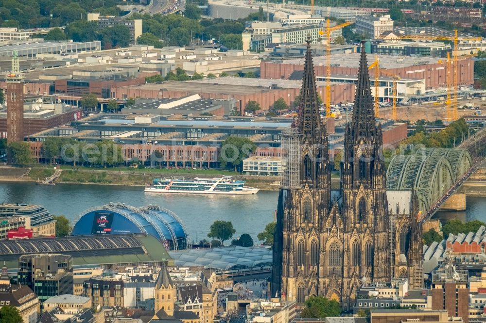 Aerial image Köln - Church building in Koelner Dom Old Town- center of downtown in the district Innenstadt in Cologne in the state North Rhine-Westphalia, Germany