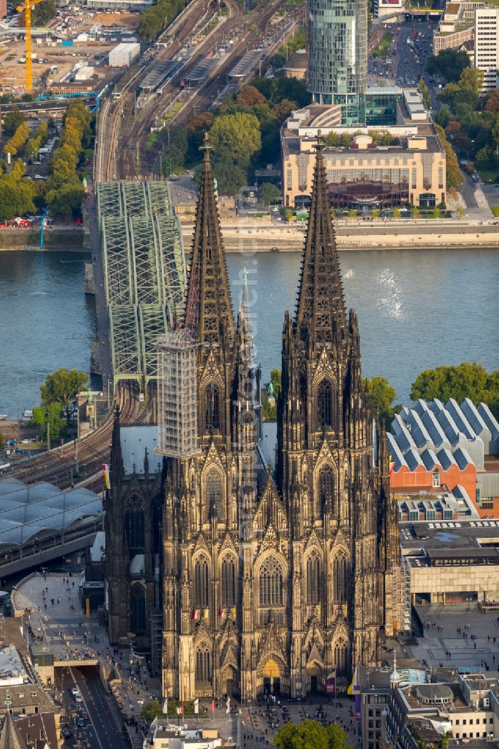 Köln from above - Church building in Koelner Dom Old Town- center of downtown in the district Innenstadt in Cologne in the state North Rhine-Westphalia, Germany