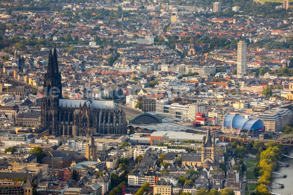 Köln from the bird's eye view: Church building in Koelner Dom Old Town- center of downtown in the district Innenstadt in Cologne in the state North Rhine-Westphalia, Germany