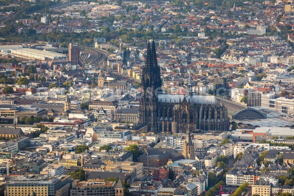 Aerial photograph Köln - Church building in Koelner Dom Old Town- center of downtown in the district Innenstadt in Cologne in the state North Rhine-Westphalia, Germany