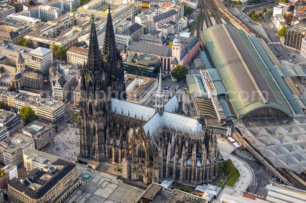 Köln from above - Church building in Koelner Dom Old Town- center of downtown in the district Innenstadt in Cologne in the state North Rhine-Westphalia, Germany