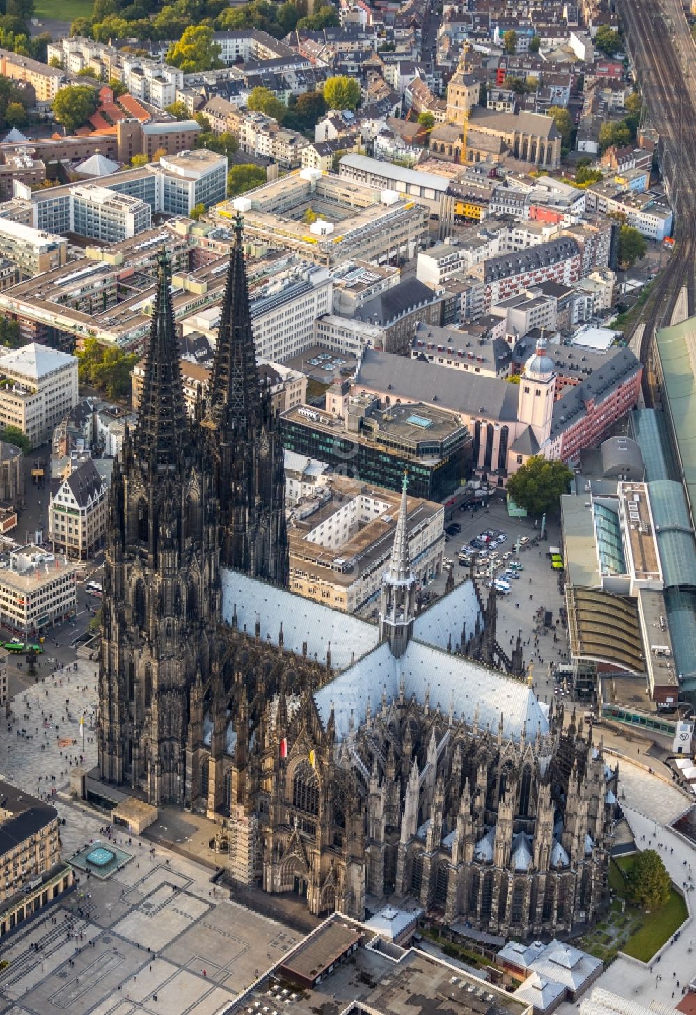 Köln from the bird's eye view: Church building in Koelner Dom Old Town- center of downtown in the district Innenstadt in Cologne in the state North Rhine-Westphalia, Germany