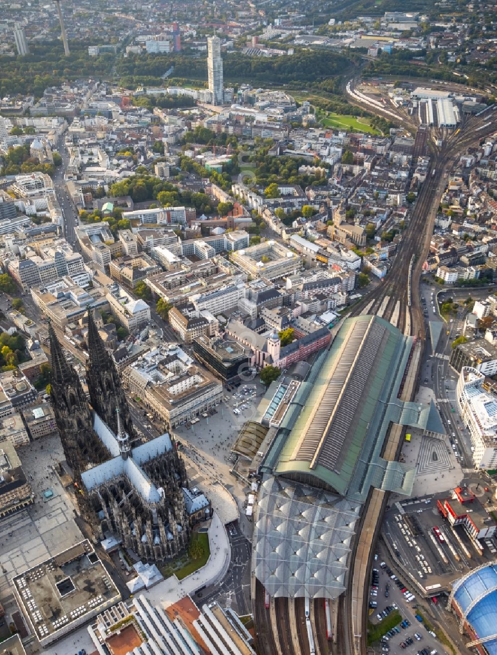 Aerial image Köln - Church building in Koelner Dom Old Town- center of downtown in the district Innenstadt in Cologne in the state North Rhine-Westphalia, Germany