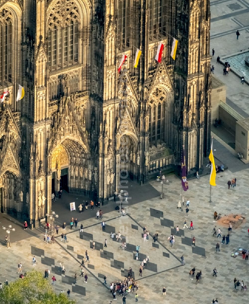 Aerial photograph Köln - Church building in Koelner Dom Old Town- center of downtown in the district Innenstadt in Cologne in the state North Rhine-Westphalia, Germany