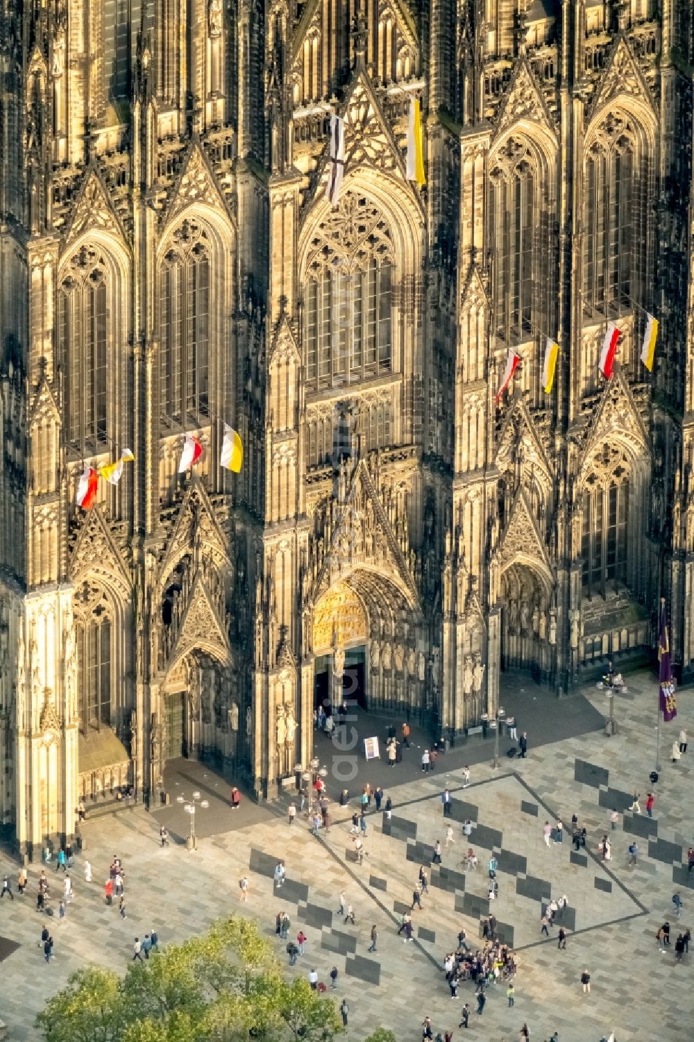 Köln from above - Church building in Koelner Dom Old Town- center of downtown in the district Innenstadt in Cologne in the state North Rhine-Westphalia, Germany