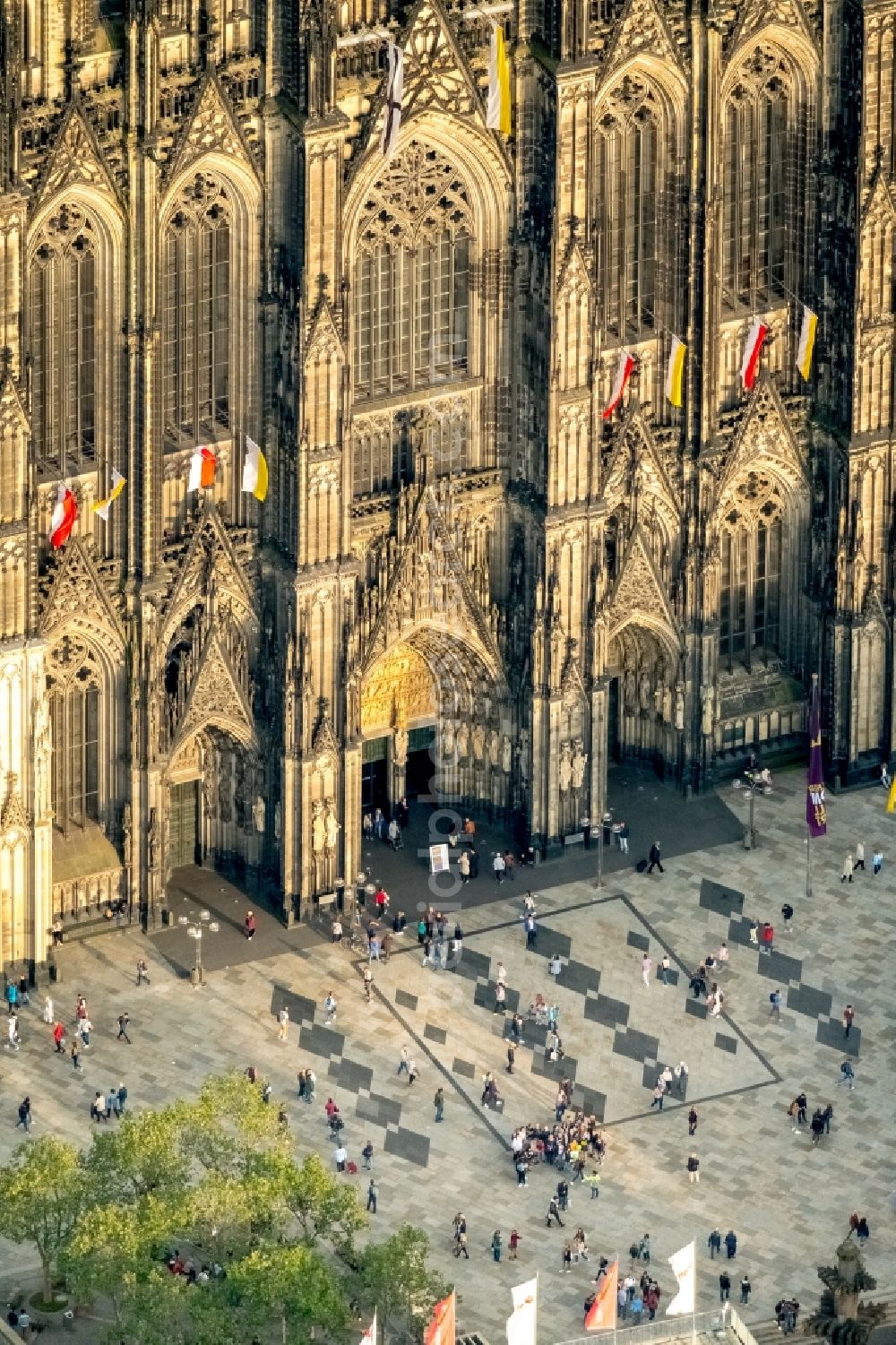 Köln from the bird's eye view: Church building in Koelner Dom Old Town- center of downtown in the district Innenstadt in Cologne in the state North Rhine-Westphalia, Germany