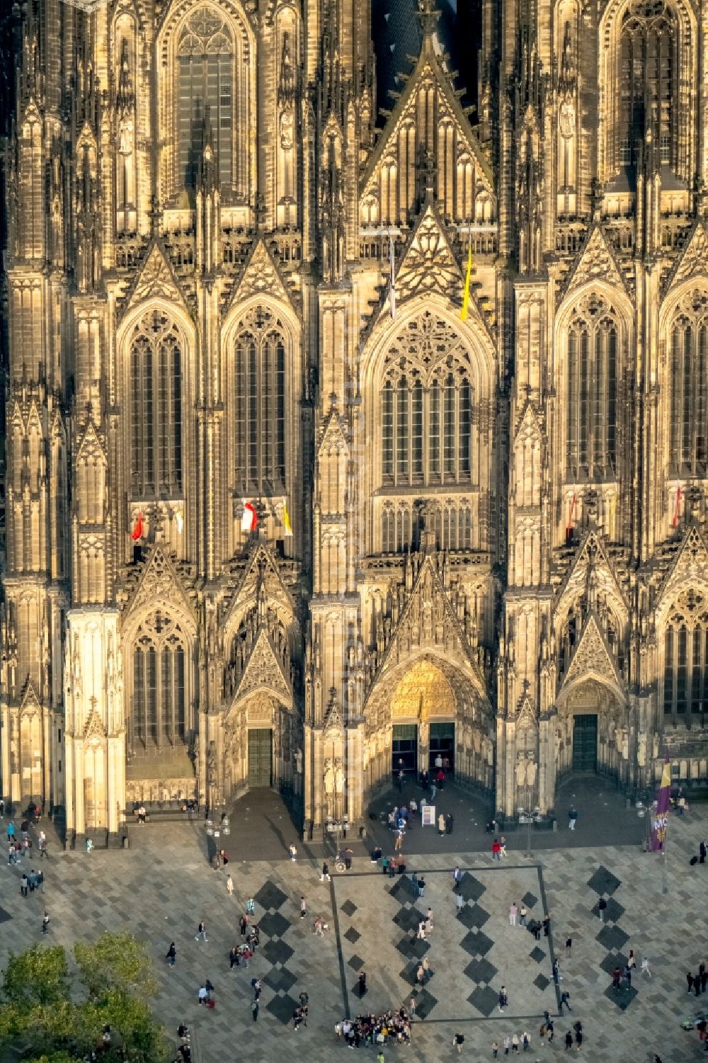 Köln from above - Church building in Koelner Dom Old Town- center of downtown in the district Innenstadt in Cologne in the state North Rhine-Westphalia, Germany