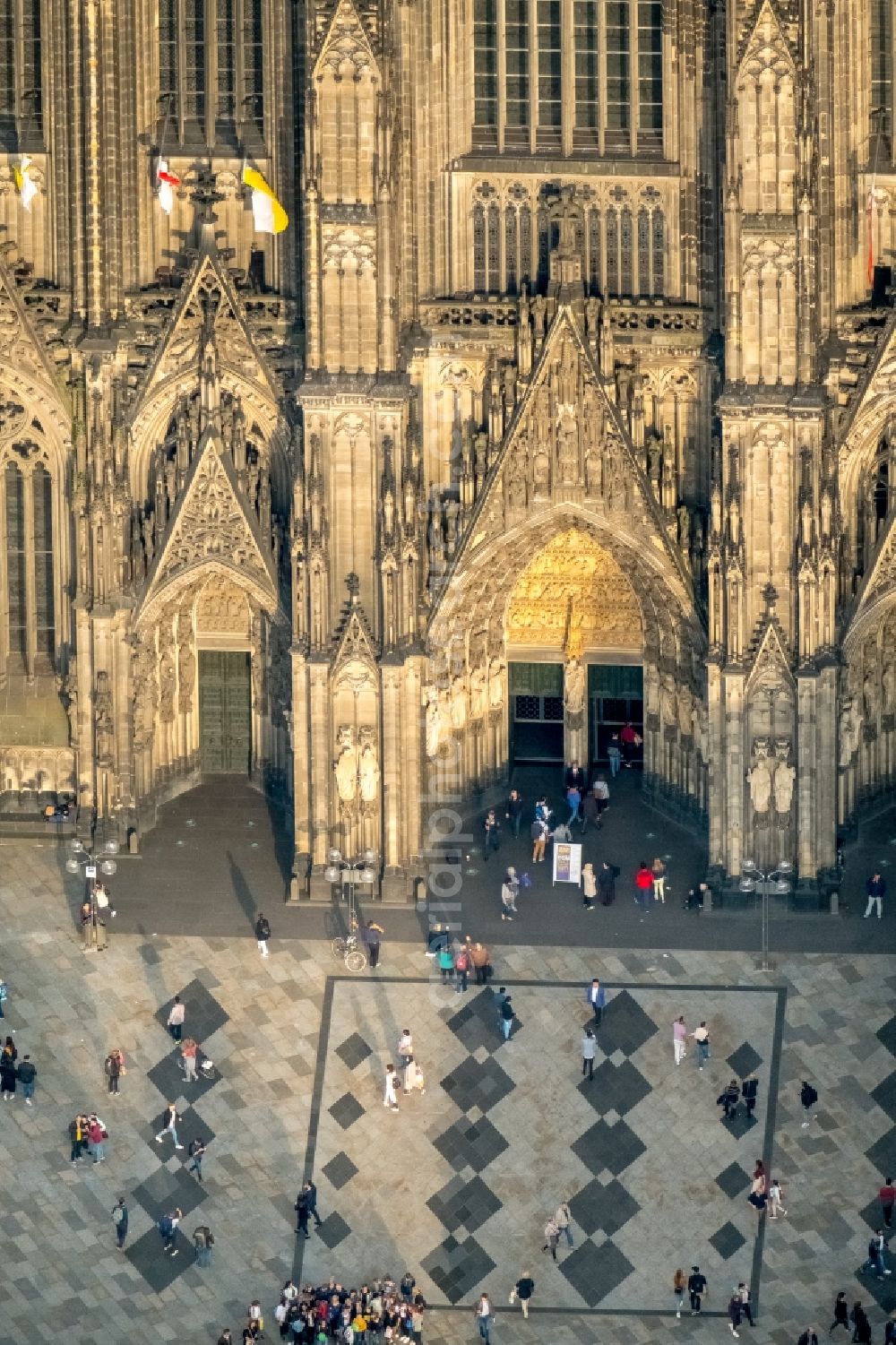 Köln from the bird's eye view: Church building in Koelner Dom Old Town- center of downtown in the district Innenstadt in Cologne in the state North Rhine-Westphalia, Germany