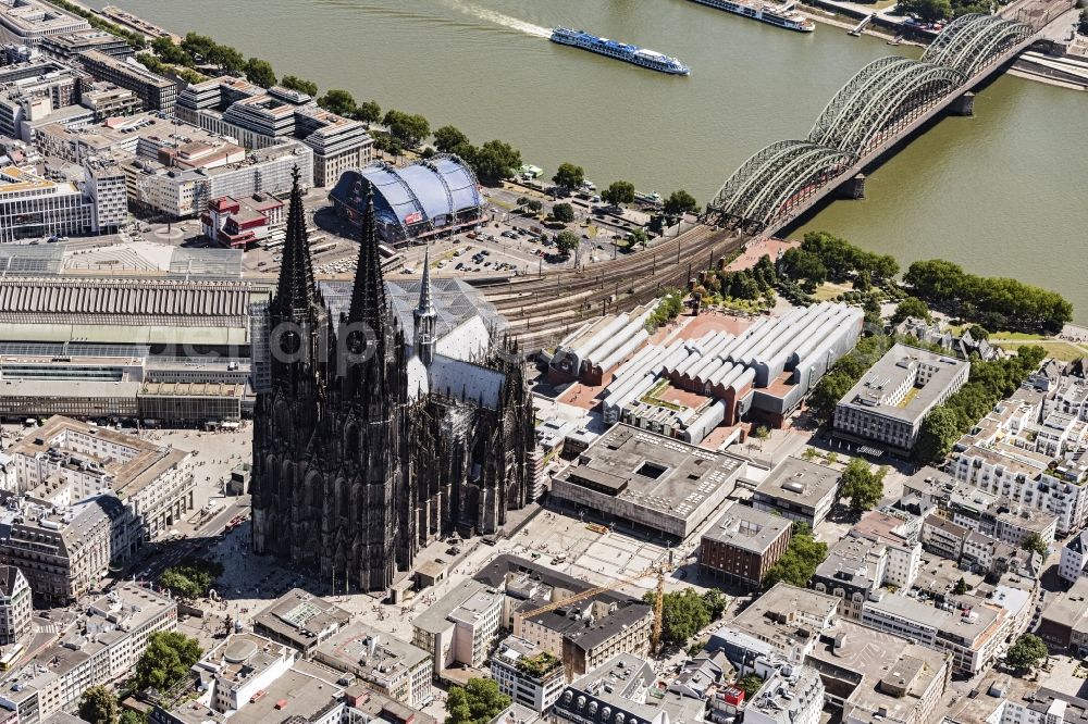 Aerial photograph Köln - Church building in Koelner Dom Old Town- center of downtown in the district Innenstadt in Cologne in the state North Rhine-Westphalia, Germany