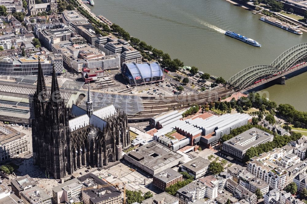 Köln from above - Church building in Koelner Dom Old Town- center of downtown in the district Innenstadt in Cologne in the state North Rhine-Westphalia, Germany