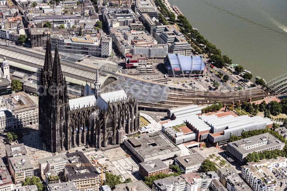 Köln from the bird's eye view: Church building in Koelner Dom Old Town- center of downtown in the district Innenstadt in Cologne in the state North Rhine-Westphalia, Germany