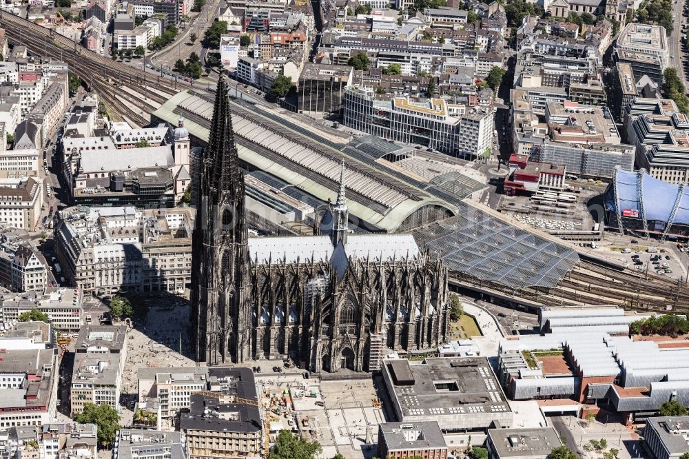 Aerial image Köln - Church building in Koelner Dom Old Town- center of downtown in the district Innenstadt in Cologne in the state North Rhine-Westphalia, Germany