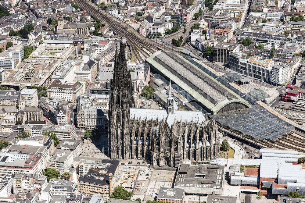 Aerial photograph Köln - Church building in Koelner Dom Old Town- center of downtown in the district Innenstadt in Cologne in the state North Rhine-Westphalia, Germany