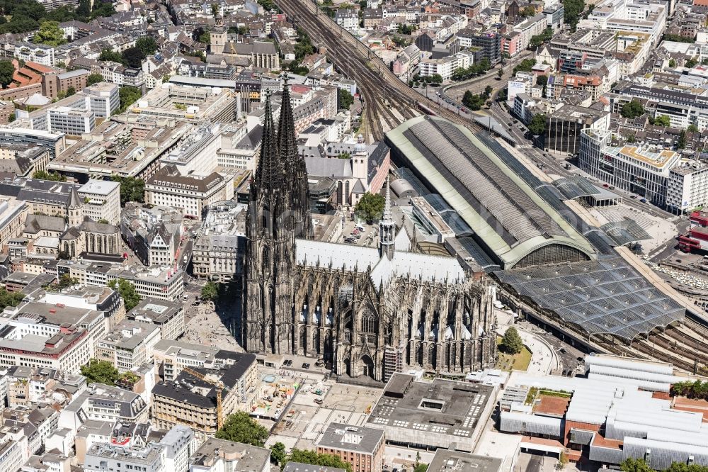 Köln from above - Church building in Koelner Dom Old Town- center of downtown in the district Innenstadt in Cologne in the state North Rhine-Westphalia, Germany