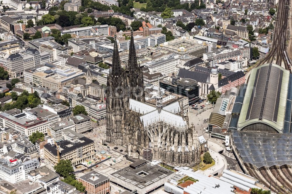 Köln from the bird's eye view: Church building in Koelner Dom Old Town- center of downtown in the district Innenstadt in Cologne in the state North Rhine-Westphalia, Germany