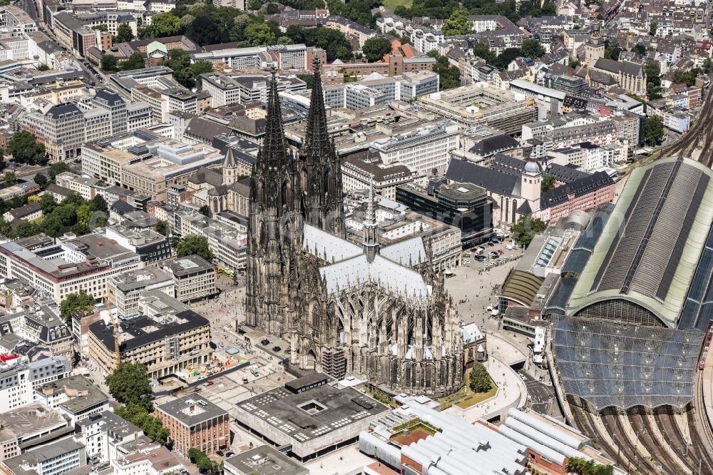 Aerial image Köln - Church building in Koelner Dom Old Town- center of downtown in the district Innenstadt in Cologne in the state North Rhine-Westphalia, Germany