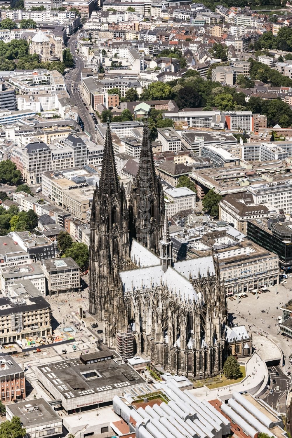 Aerial photograph Köln - Church building in Koelner Dom Old Town- center of downtown in the district Innenstadt in Cologne in the state North Rhine-Westphalia, Germany