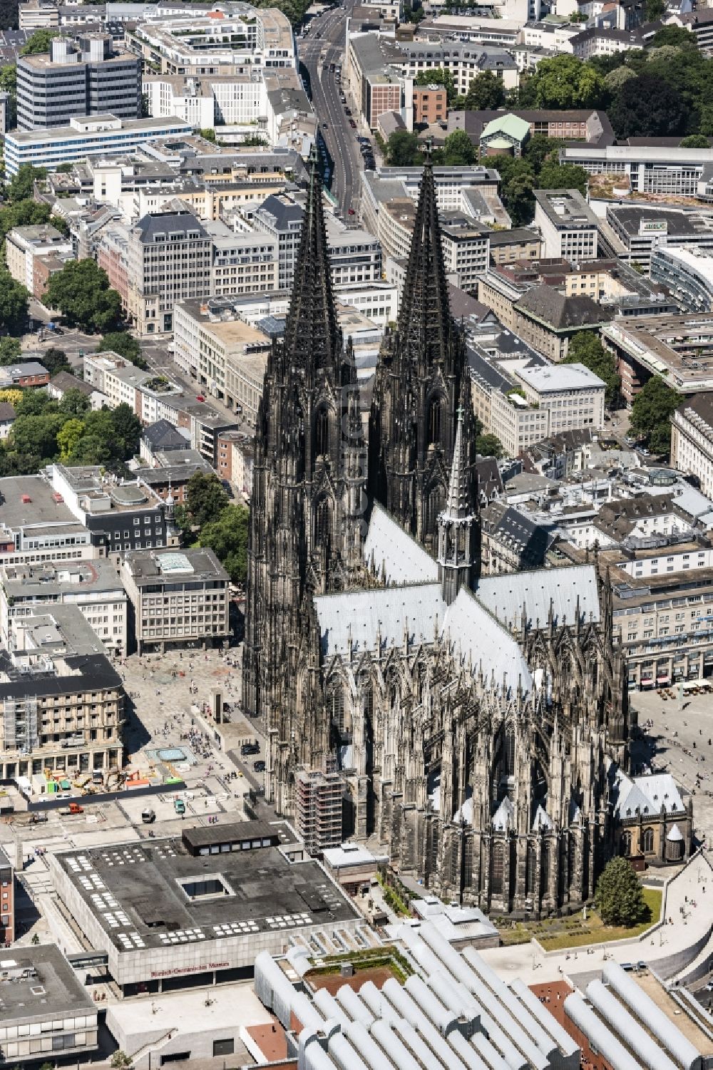 Köln from above - Church building in Koelner Dom Old Town- center of downtown in the district Innenstadt in Cologne in the state North Rhine-Westphalia, Germany