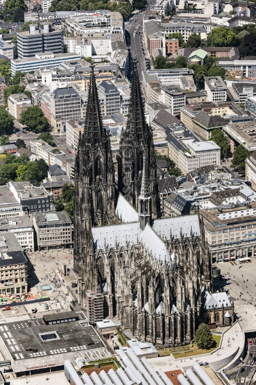 Köln from the bird's eye view: Church building in Koelner Dom Old Town- center of downtown in the district Innenstadt in Cologne in the state North Rhine-Westphalia, Germany