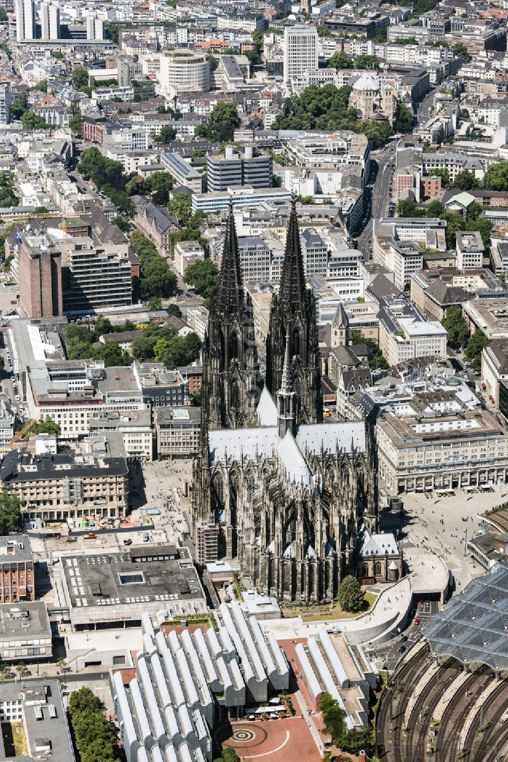 Aerial image Köln - Church building in Koelner Dom Old Town- center of downtown in the district Innenstadt in Cologne in the state North Rhine-Westphalia, Germany