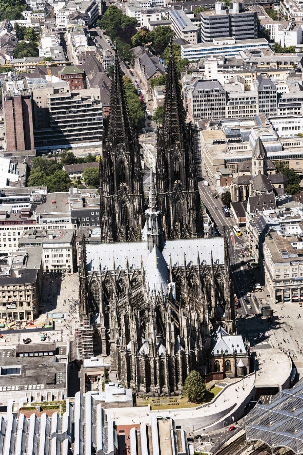 Köln from above - Church building in Koelner Dom Old Town- center of downtown in the district Innenstadt in Cologne in the state North Rhine-Westphalia, Germany