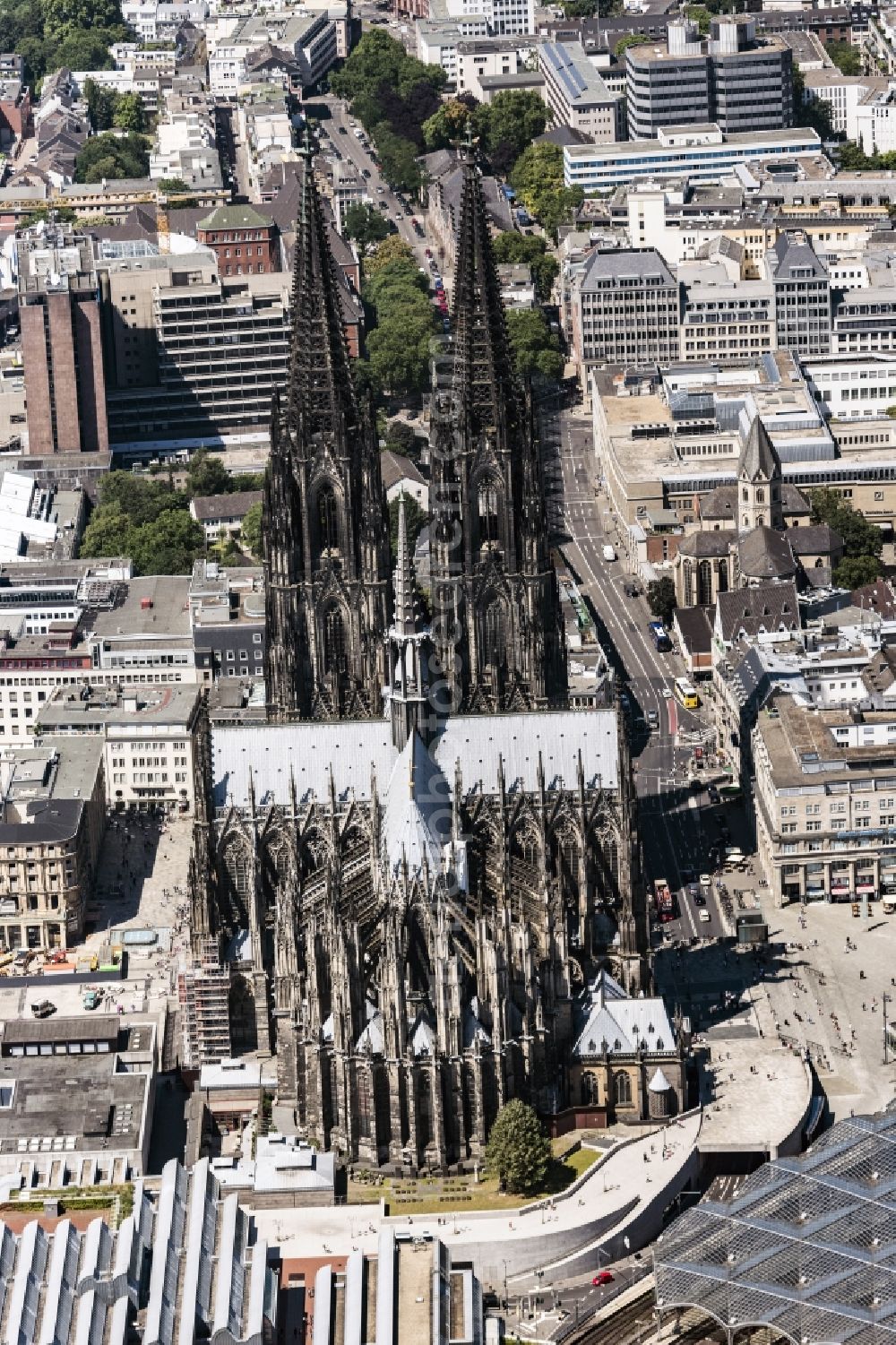 Köln from the bird's eye view: Church building in Koelner Dom Old Town- center of downtown in the district Innenstadt in Cologne in the state North Rhine-Westphalia, Germany