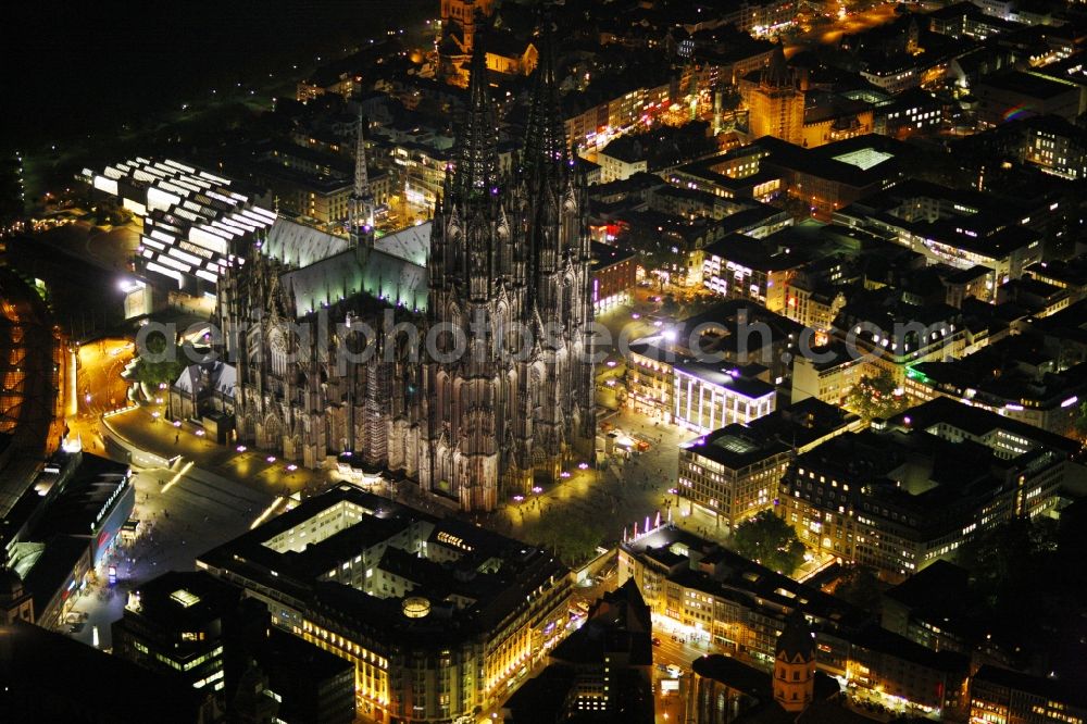 Köln from the bird's eye view: Church building Koelner Dom in the old town center in the district Innenstadt in Cologne in the state North Rhine-Westphalia - NRW, Germany