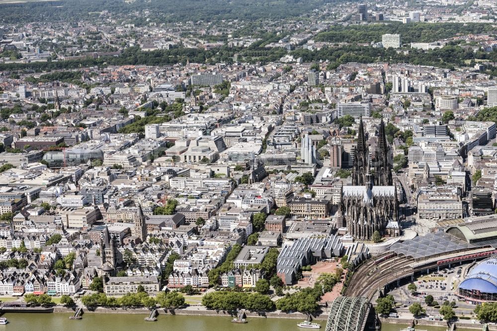 Köln from the bird's eye view: Church building Koelner Dom in the old town center in the district Innenstadt in Cologne in the state North Rhine-Westphalia - NRW, Germany