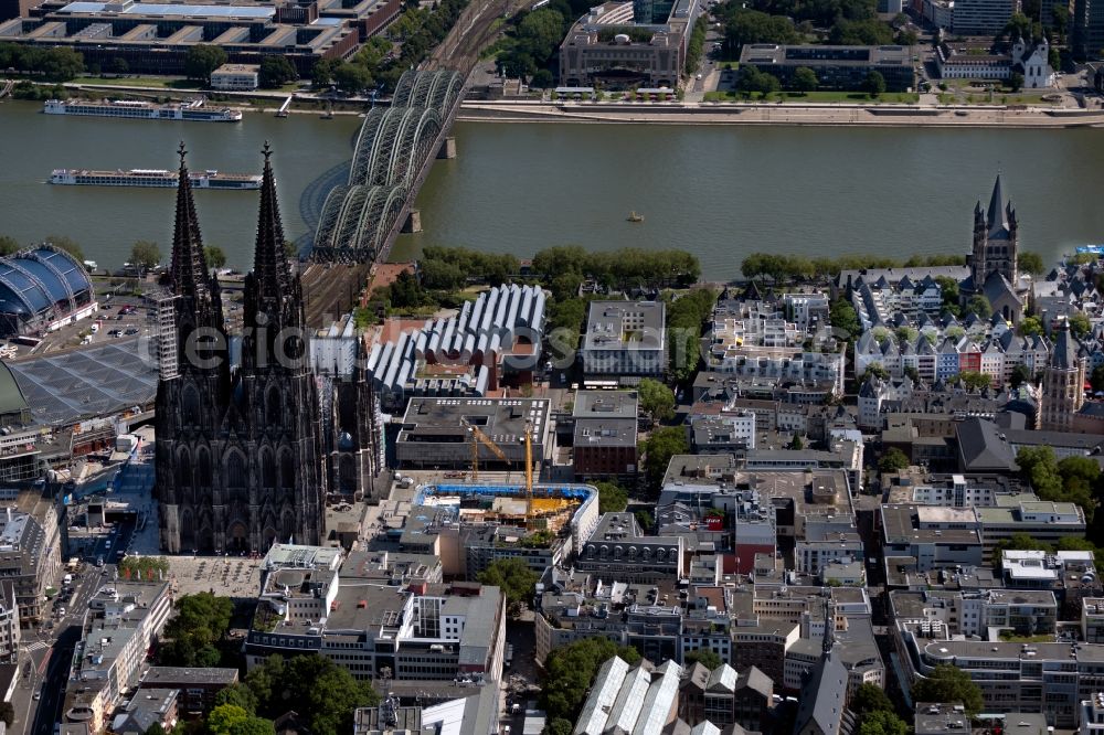 Köln from above - Church building Koelner Dom in the old town center in the district Innenstadt in Cologne in the state North Rhine-Westphalia - NRW, Germany