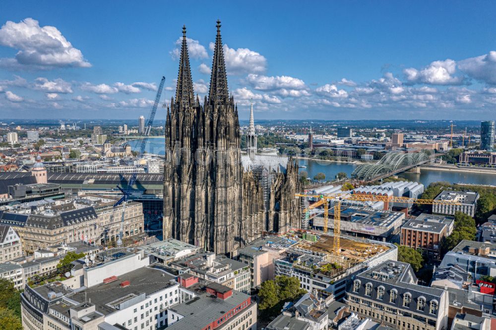 Aerial image Köln - Church building in Koelner Dom on street Domkloster in the district Innenstadt in Cologne in the state North Rhine-Westphalia, Germany