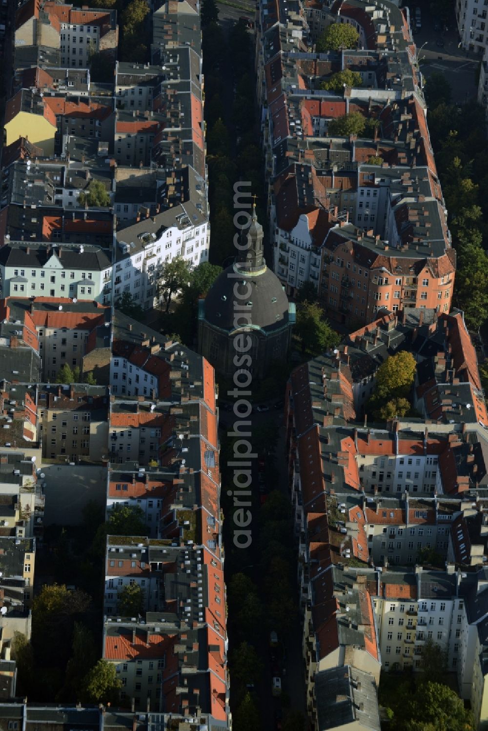 Aerial photograph Berlin - Church building of Koenigin-Luise-Church on Gustav-Mueller Square in the Rote Insel part of the Schoeneberg part of Berlin in Germany. The church with its dome and small tower is located amidst residential buildings of the borough