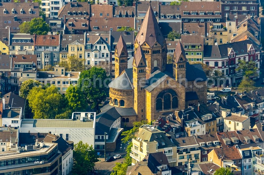 Düsseldorf from above - Church building Kreuzkirche on Collenbachstrasse and Klever Strasse in Duesseldorf in the state North Rhine-Westphalia