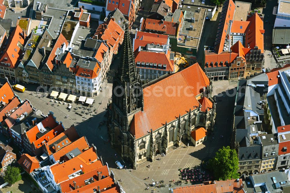 Aerial photograph Münster-Altstadt - Church building in St. Lonberti-Kirche on Place Lambertikirchplatz on Old Town- center of downtown in Muenster in the state North Rhine-Westphalia, Germany