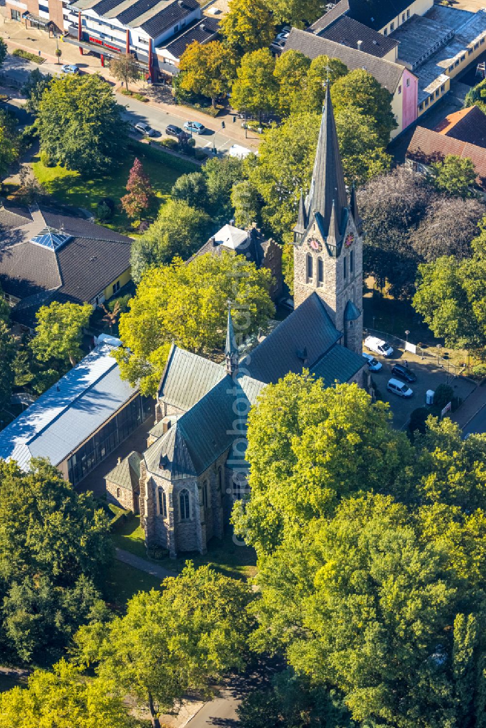 Aerial image Holzwickede - Church building of Liebfrauenkirche on Kirchstrasse overlooking the kindergarden of the Kath. Kindergarten Liebfrauen on Hauptstrasse in Holzwickede in the state North Rhine-Westphalia, Germany